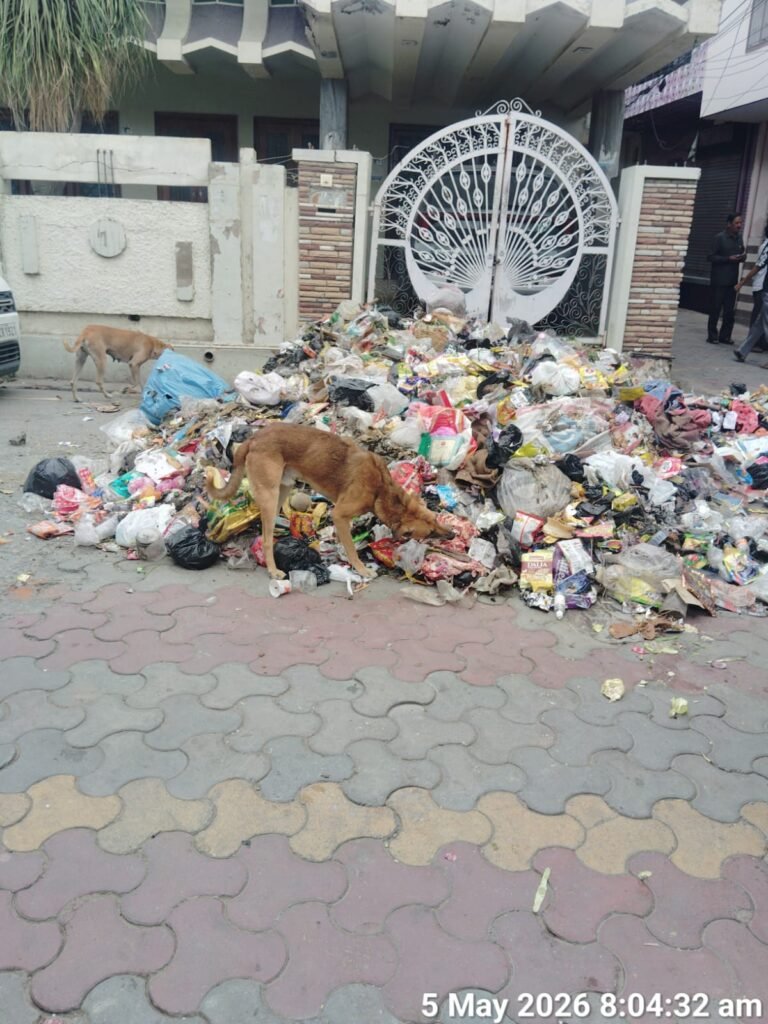 खतौली में पालिका कर्मचारियों का प्रदर्शन, कांग्रेस नेता के आवास पर डाला कूड़ा