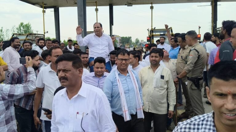 टोल प्लाजा पर हंगामा, विधायक रवि बहादुर का सैकड़ो कार्यकर्ताओं के साथ किया धरना प्रदर्शन