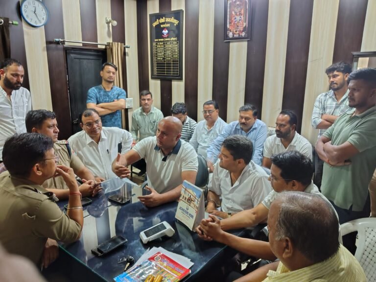 निजी विद्यालयों में बच्चों के शोषण का आरोप लगाते हुए यूथ कांग्रेस कार्यकर्ताओं ने किया प्रदर्शन