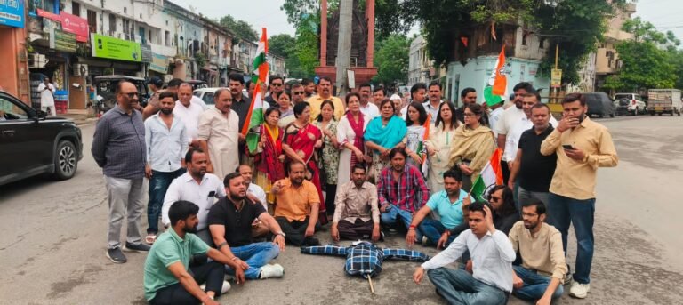 कांग्रेस ने भाजपा सरकार के खिलाफ किया पुतला दहन, महिला अपराधों पर जताया रोष