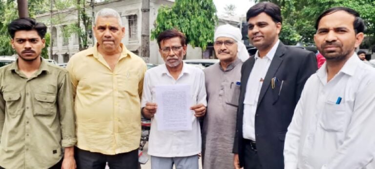 खतौली चेयरमैन और ईओ पर चुनावी रंजिश में उत्पीड़न का आरोप, कांग्रेस नेता पहुंचे डीएम दरबार