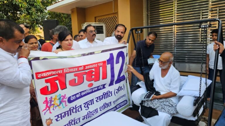 मुरारी बापू ने दिया टीम समर्पित युवा को देश में समाज सेवा में लगे रहने का आशीर्वाद
