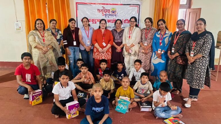 शिक्षा दान और मदर डे कार्यक्रम में बच्चों को बांटी शिक्षा सामग्री