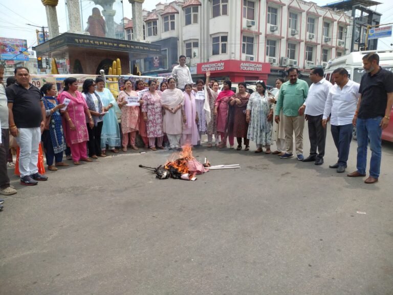 भाजपा महिला मोर्चा ने किया कांग्रेस के खिलाफ प्रदर्शन