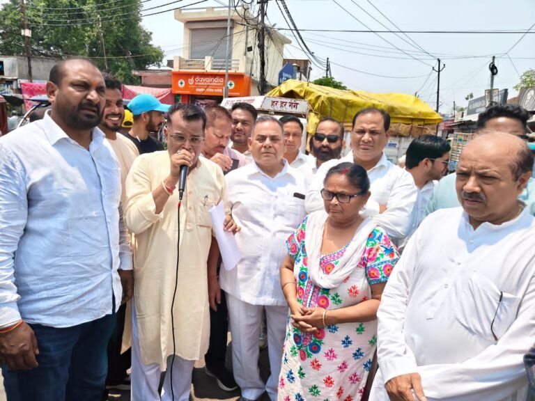 कांग्रेस कार्यकर्ताओं ने किया ज्वालापुर कोतवाली के सामने प्रदर्शन