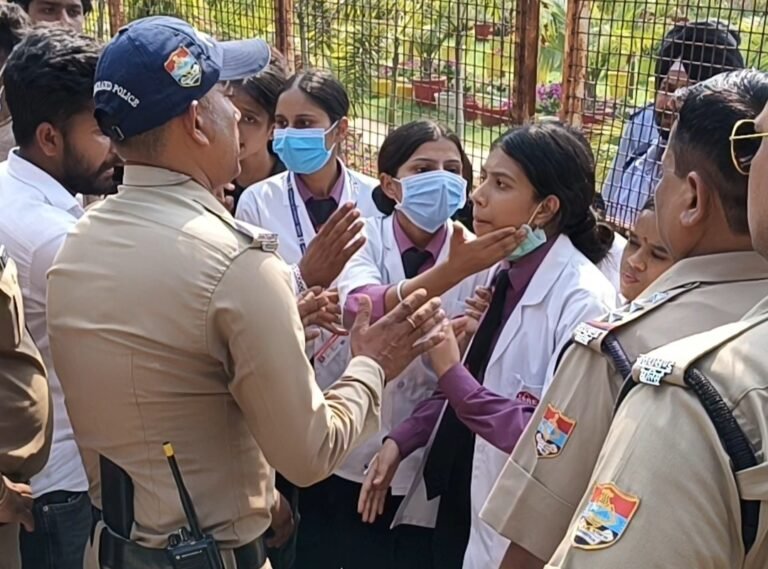 फीस वापसी को लेकर केयर कॉलेज में बवाल, प्रशासन की मौजूदगी में भी नहीं निकला हल