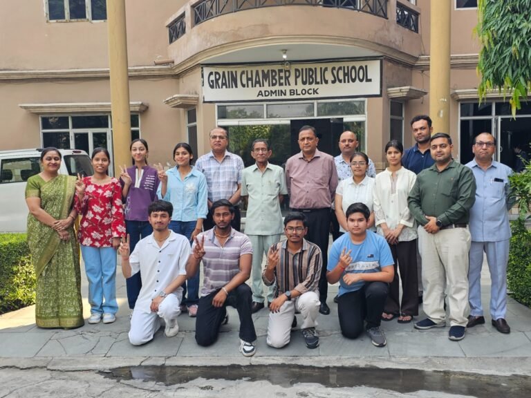 ग्रेन चैम्बर पब्लिक स्कूल में  कक्षा 12 रिजल्ट से छात्र-छात्राओं  के खिले चेहरे