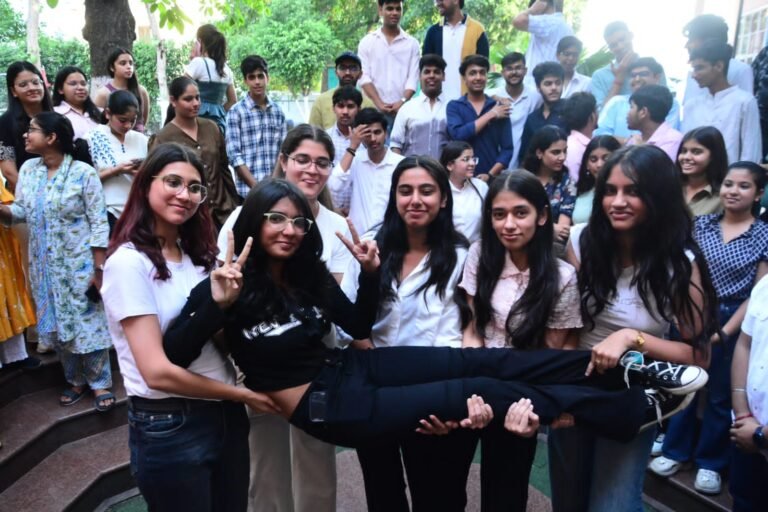 रिजल्ट घोषित होने पर शारदेन स्कूल मुजफ्फरनगर के विद्यार्थियों में खुशी की लहर