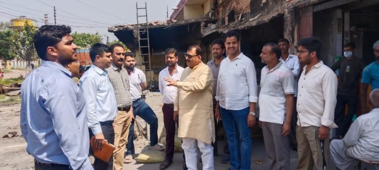 अग्निकांड में ध्वस्त हुई दुकान का निरीक्षण करने पहुंचे मंडी समिति के डीडीसी निर्माण