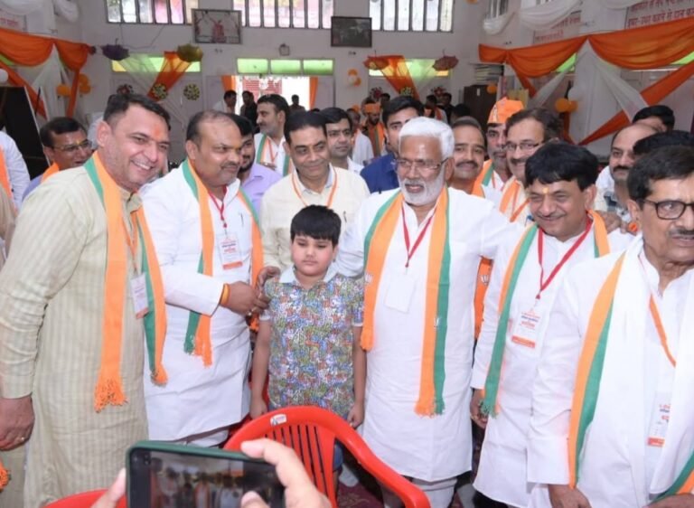 भाजपा सरकार और जनता के बीच मजबूत सेतु बनें कार्यकर्ताः स्वतंत्र देव सिंह