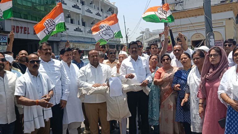 पेट्रोल डीजल के दाम बढ़ाए जाने के विरोध में महानगर कांग्रेस ने फूंका सरकार का पुतला