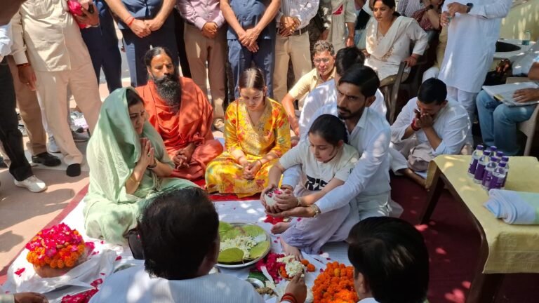 विधि विधान के साथ गंगा में विसर्जित की गयी प्रतीक यादव की अस्थियां