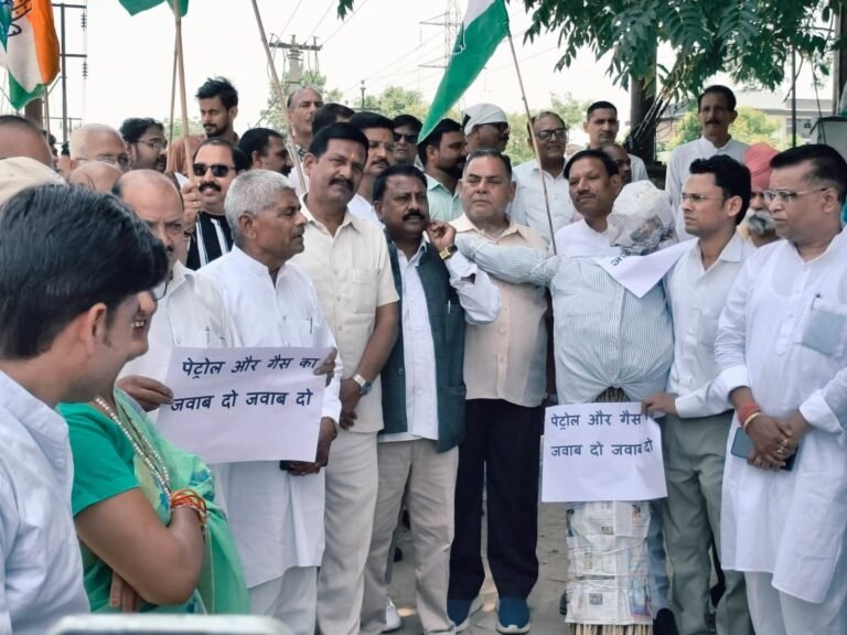 देश में पेट्रोलियम पदार्थों की बढ़ती कीमतों को लेकर हरिद्वार में कांग्रेस कार्यकर्ताओं का फूटा गुस्सा