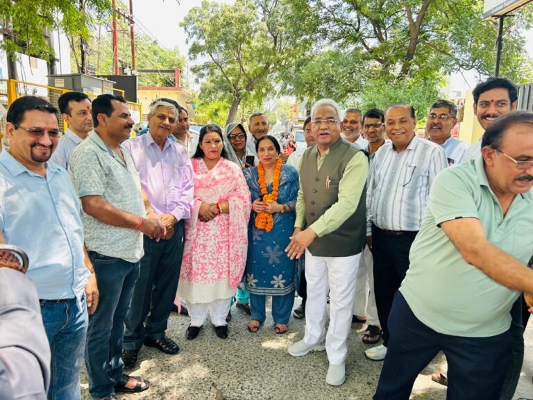 कैबिनेट मंत्री मदन कौशिक एवं मेयर किरण जैसल ने वार्ड 21 में किया सड़क निर्माण कार्य का शुभारंभ
