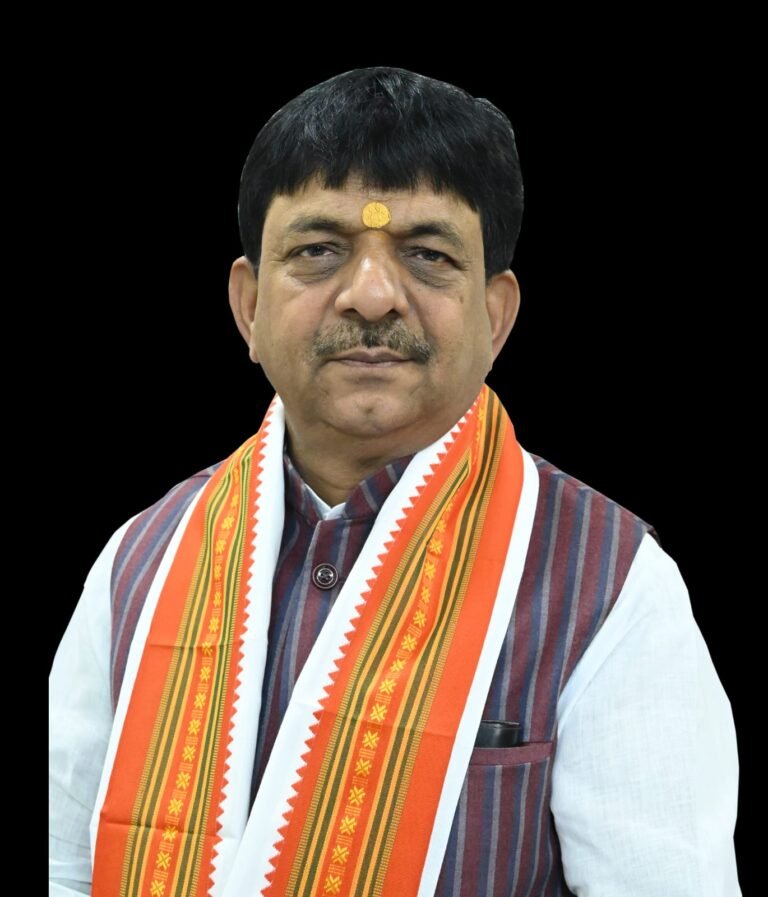 मंत्री कपिल देव ने विधुत विभाग के अधिकारियों को किया तलब