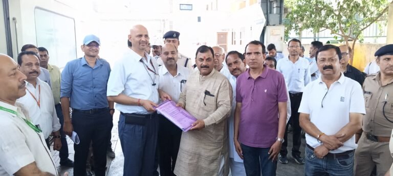 अखिल भारतीय उद्योग व्यापार मंडल ने रेलवे डीआरएम को सौंपा ज्ञापन