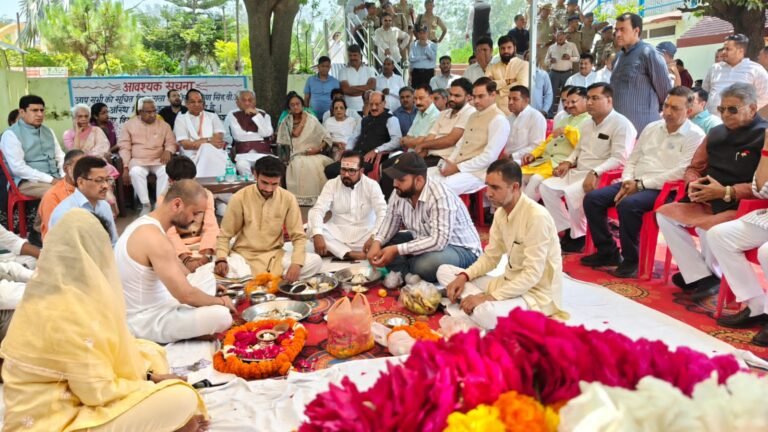 विधि विधान के साथ गंगा में विसर्जित की गयी दिवंगत पीसी जोशी की अस्थियां