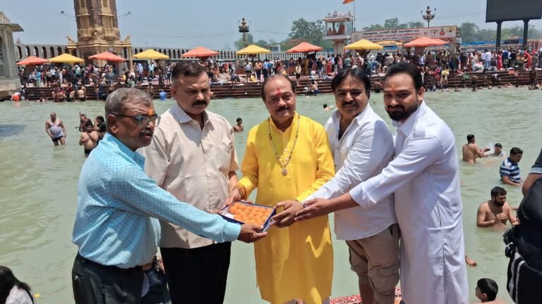 मां बगलामुखी पीठ के अधिष्ठाता गुरू अमर बालक दास ने किया गंगा का दुग्धाभिषेक