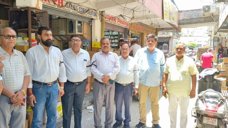 वेस्ट यूपी में दवा कारोबारियों ने हाथों पर काली पट्टी बांधकर किया विरोध