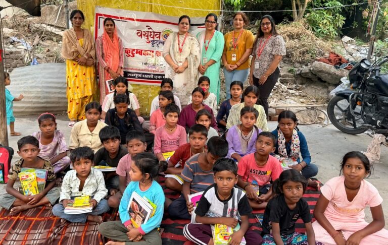 वसुधैव कुटुंम्बकम् फाउंडेशन द्वारा चंडी घाट में पाठ्य सामग्री वितरण कार्यक्रम आयोजित