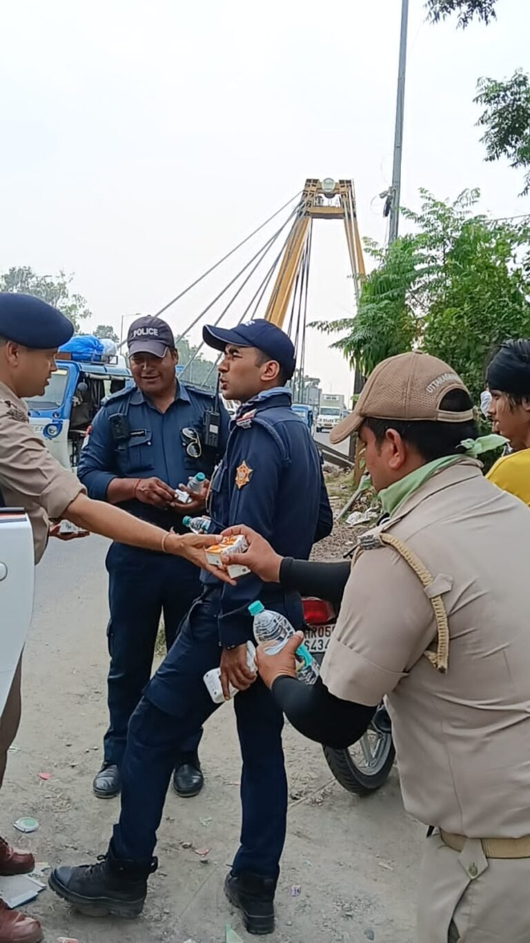 एसएसपी ने पुलिसकर्मियों को वितरित किया पेयजल, जूस और बिस्कुट