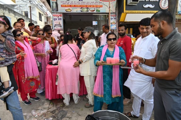 गंगा दशहरा पर मंत्री कपिल देव ने छबील लगाकर वितरित किया शीतल शरबत, झाड़ू लगाकर किया श्रमदान