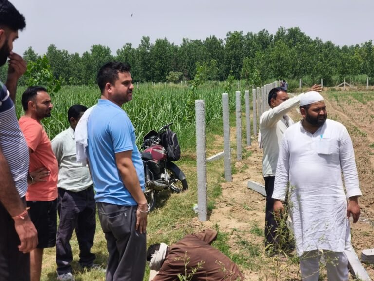 डांडी चौक के समीप भूमि विवाद में खेत के पिलर तोड़े, किसान ने दोबारा कराई घेराबंदी