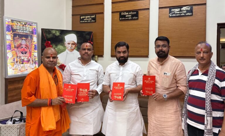 हर की पौड़ी से अर्थ सहित श्री हनुमान चालीसा का वितरण हुआ