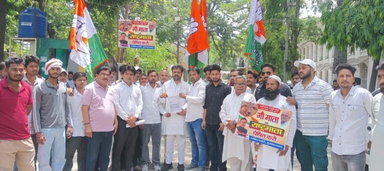 गौ माता को राष्ट्रीय पशु घोषित करने की मांग, कांग्रेसियों ने किया प्रदर्शन