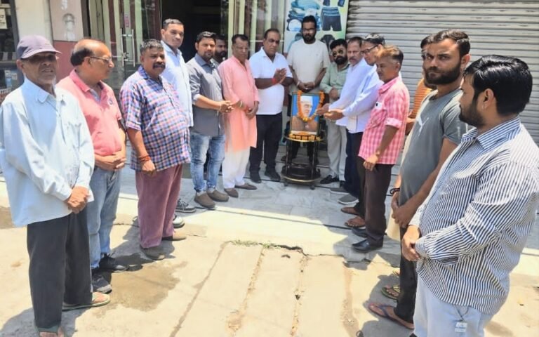 कांग्रेस अनुसूचित विभाग के कार्यकर्ताओं ने दी प्रथम प्रधानमंत्री जवाहर लाल नेहरू को श्रद्धांजलि