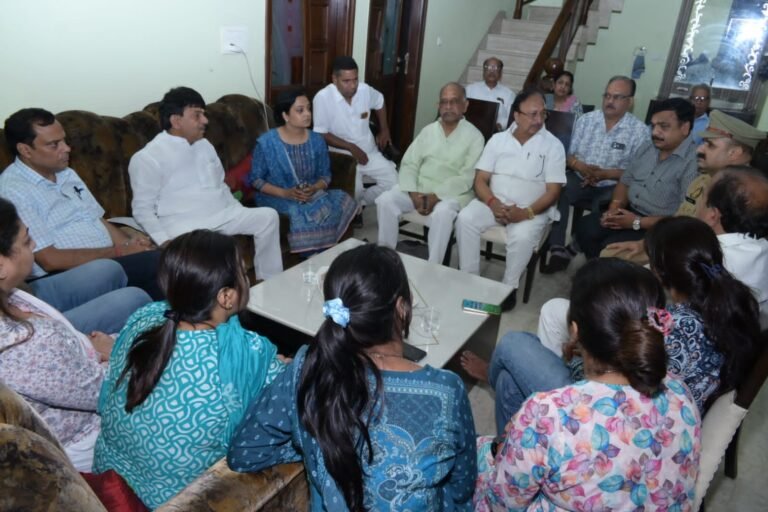 मंत्री कपिल देव ने पंचशील कॉलोनी पहुँचकर पीड़ित परिवार से की मुलाकात