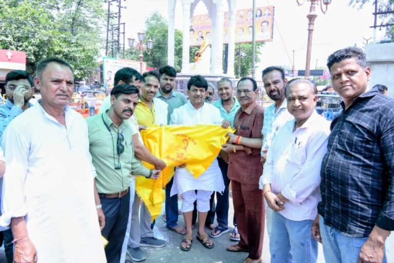 अहिल्याबाई होल्कर की प्रतिमा पर मंत्री कपिल देव ने चलाया स्वच्छता अभियान