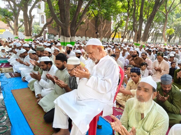 ईद-उल-अजहा पर नमाज अता कर मांगी मुल्क के अमनो चैन और तरक्की दुआएं