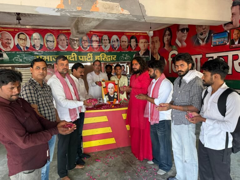 सपा कार्यकर्ताओं ने दी पूर्व प्रधानमंत्री स्व.चौधरी चरण सिंह को श्रद्धांजलि