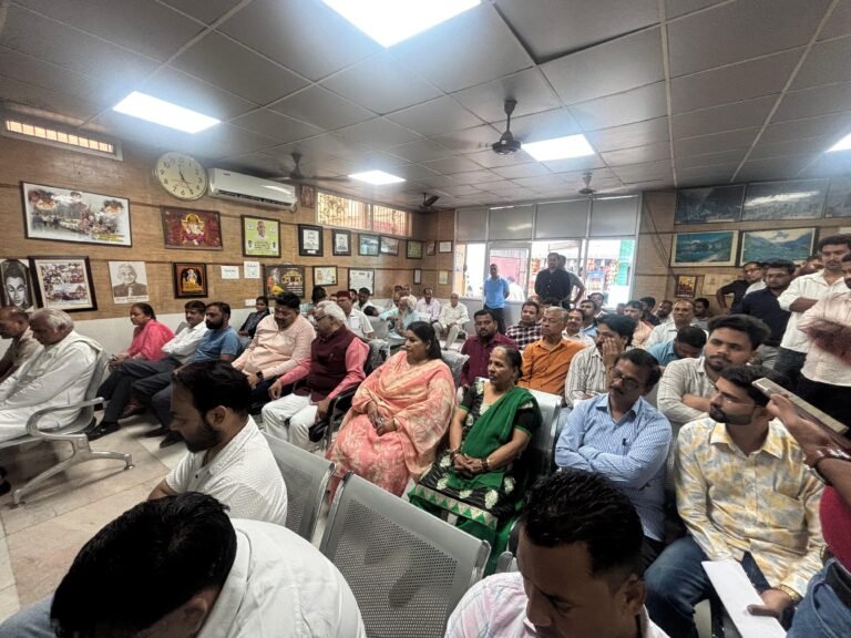 मंत्री मदन कौशिक एवं महापौर किरण जैसल ने कार्यकर्ताओं के साथ सुनी प्रधानमंत्री का ‘मन की बात’ कार्यक्रम
