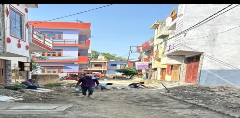 चारधाम यात्रा के दृष्टिगत सिवरेज के लिए खोदी सड़कों को दुरुस्त करने में जुटा प्रशासन
