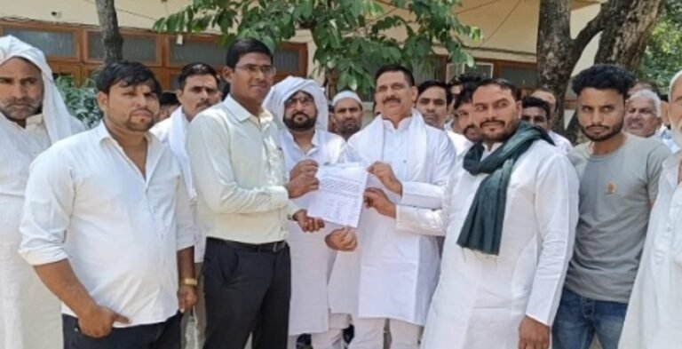 ग्राम प्रधानों ने घेरी कलेक्ट्रेट, किया विरोध प्रदर्शन
