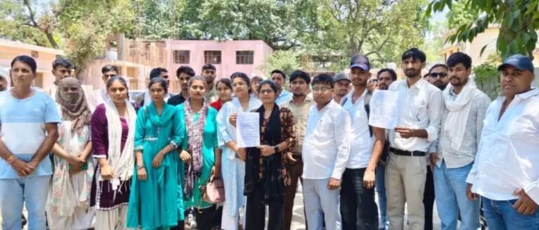 मानदेय में बढोत्तरी की मांग को लेकर पंचायत सहायकों ने घेरी कलेक्ट्रेट, किया प्रदर्शन