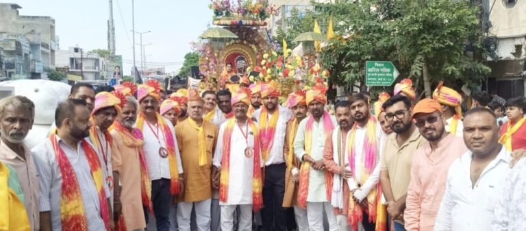जयघोष के साथ निकली नगर में भव्य शोभायात्रा