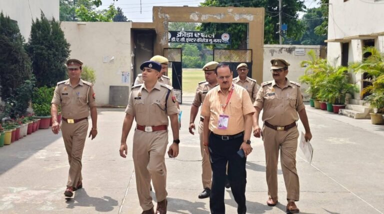 पुलिस प्रेक्षक ने एसपी सिटी के साथ किया टीजीटी लिखित परीक्षा केंद्रों का निरीक्षण
