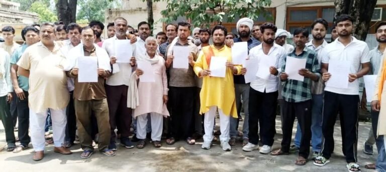 कलेक्ट्रेट पहुंचे गादला के ग्रामीणों ने जलभराव की समस्या से निजात दिलाने को सौंपा ज्ञापन