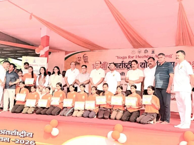 स्पोर्ट्स स्टेडियम में मंत्री अनिल कुमार की मौजूदगी में किया योगाभ्यास