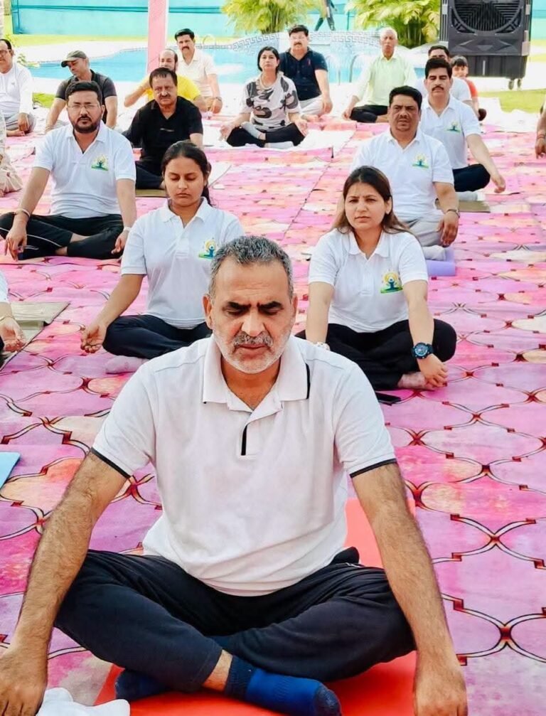 मूलचंद रिसोर्ट्स में पूर्व मंत्री संजीव बालियान एवं मंत्री अनिल कुमार समेत अन्य नेताओं ने किया योग