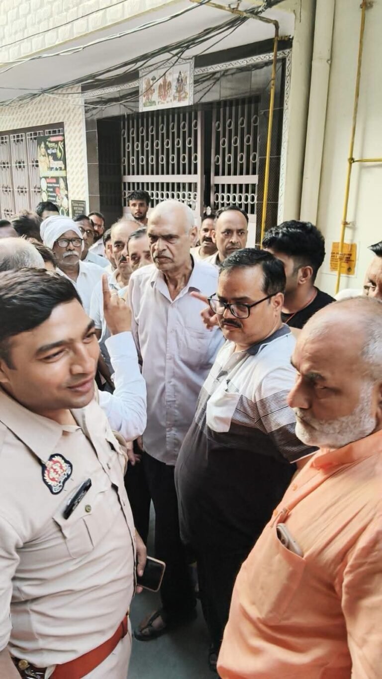 हिन्दू बाहुल्य क्षेत्र में दूसरे समुदाय के व्यक्ति द्वारा मकान खरीदे का विरोध, आक्रोशित लोगों ने मकान पर की तालाबंदी