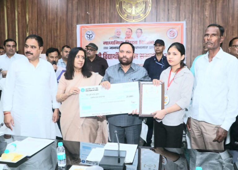 जनपद में कक्षा 10वीं एवं 12वीं के टॉपर मेधावी छात्र- छात्राओं को किया सम्मानित