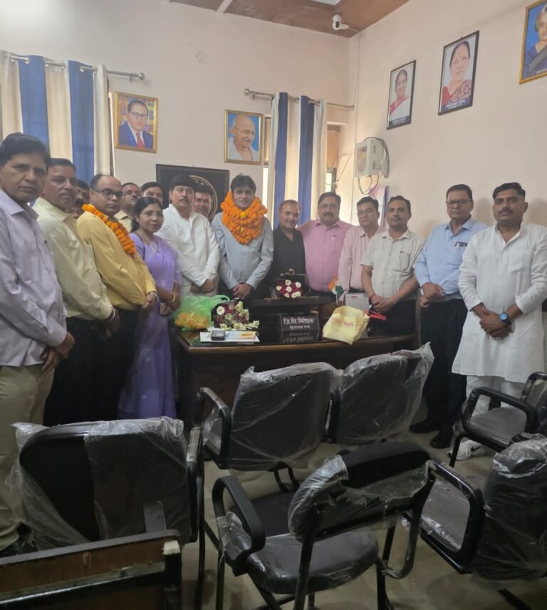 नवनियुक्त जिला विद्यालय निरीक्षक हरिकेश यादव का प्रधानाचार्य परिषद ने किया स्वागत