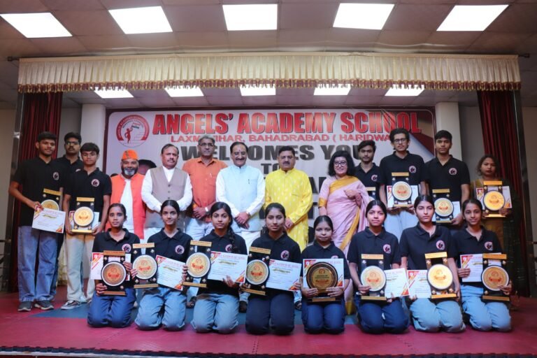 एंजिल्स एकेडमी में वार्षिक सम्मान समारोह, मेधावी छात्र हुए सम्मानित