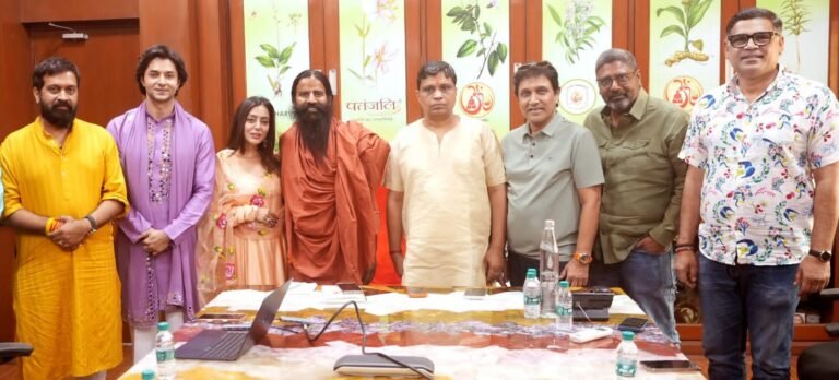फिल्म कृष्णावतारम पार्ट 1-द हार्ट की टीम ने लिया संतों से आशीर्वाद