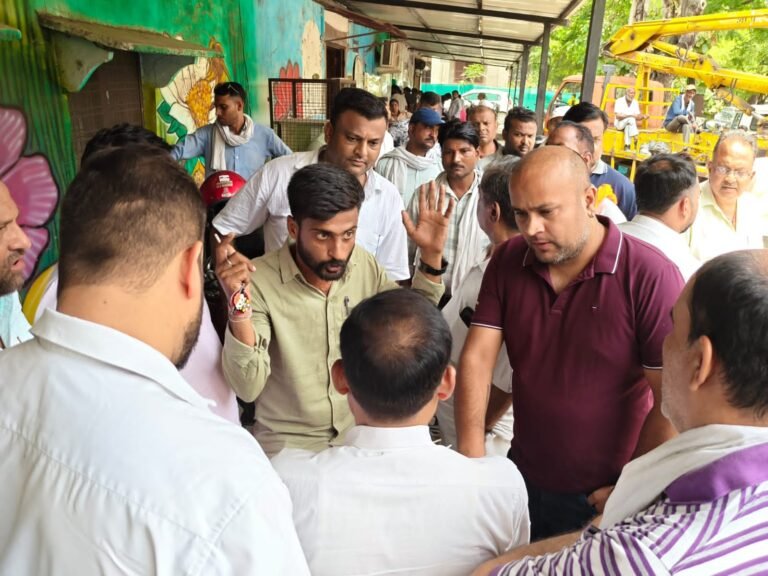 हरिद्वार में पथ प्रकाश व्यवस्था को लेकर कांग्रेस पार्षदों ने किया हंगामा