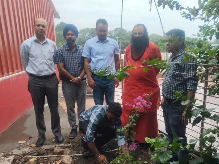विश्व पर्यावरण दिवस पर चरण पादुका पर किया पौधा रोपण बढ़ते प्रदूषण को नियंत्रित करने के लिये पौधों रोपण जरूरी: रविन्द्रपुरी